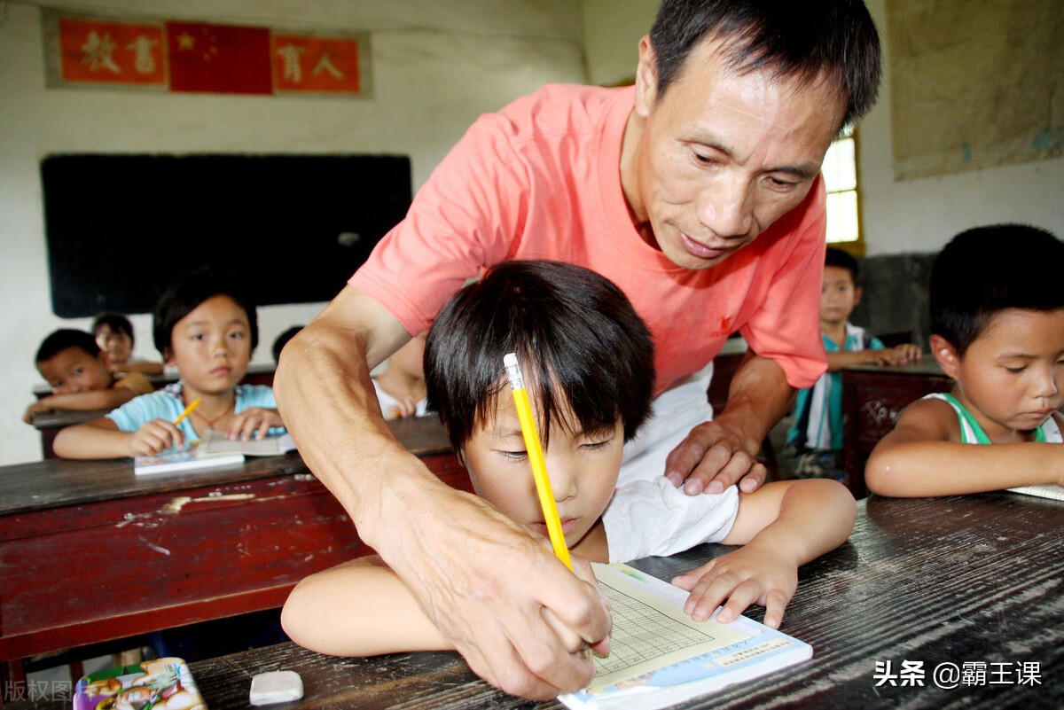 大学生想当编制老师，公务员待遇如何？山西教师退休后说出真相图1