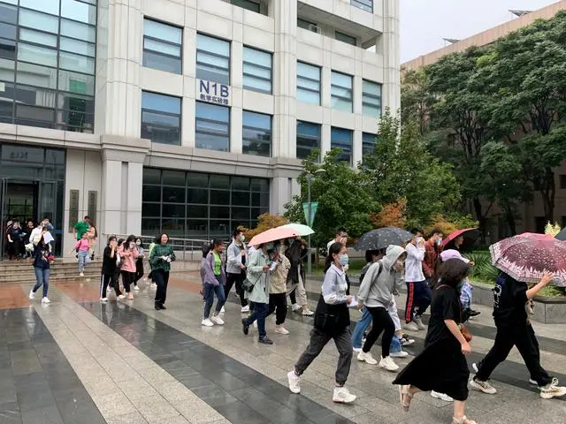 北京大兴区消防救援支队联合北京印刷学院举办消防演练活动图2