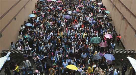 p52 2016 年 4 月 23 日，湖北省武汉市中南财经政法大学考点，考生冒雨参加笔试。