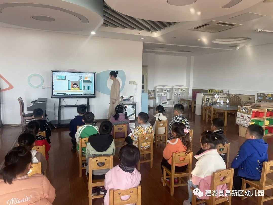 幼儿园楼梯扶手高度_幼儿园楼梯扶手高度设计规范_幼儿园消防楼梯扶手高度