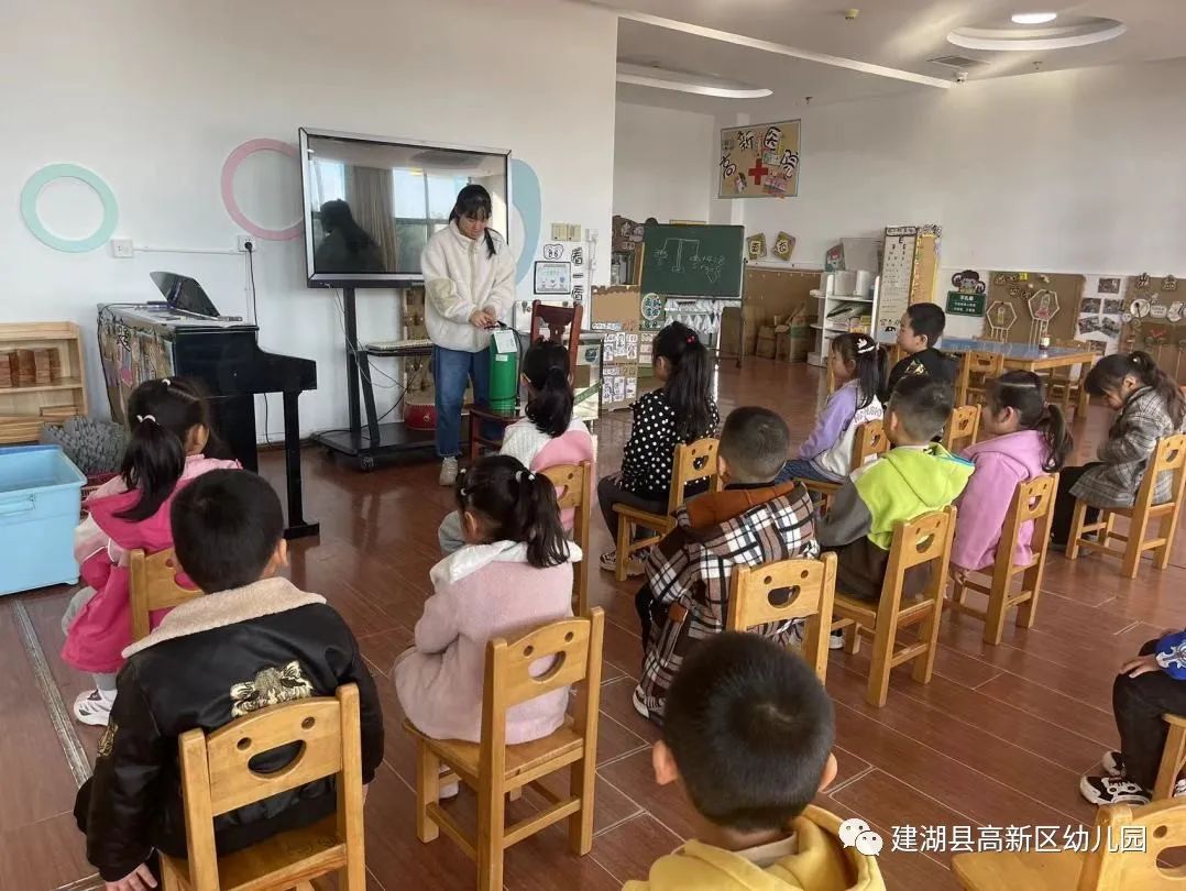 幼儿园楼梯扶手高度设计规范_幼儿园楼梯扶手高度_幼儿园消防楼梯扶手高度