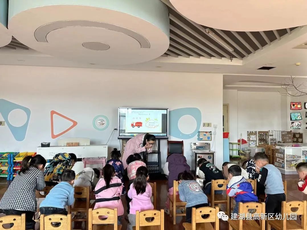 幼儿园消防楼梯扶手高度_幼儿园楼梯扶手高度设计规范_幼儿园楼梯扶手高度