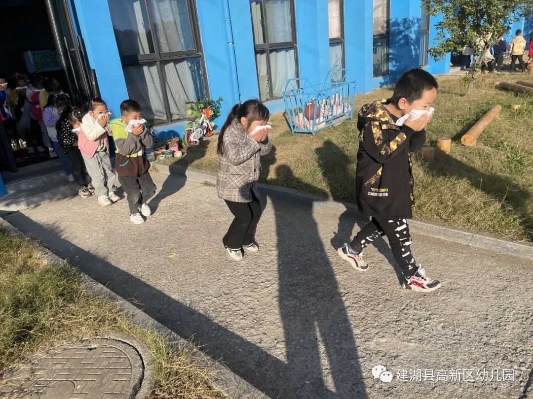 幼儿园消防楼梯扶手高度_幼儿园楼梯扶手高度_幼儿园楼梯扶手高度设计规范