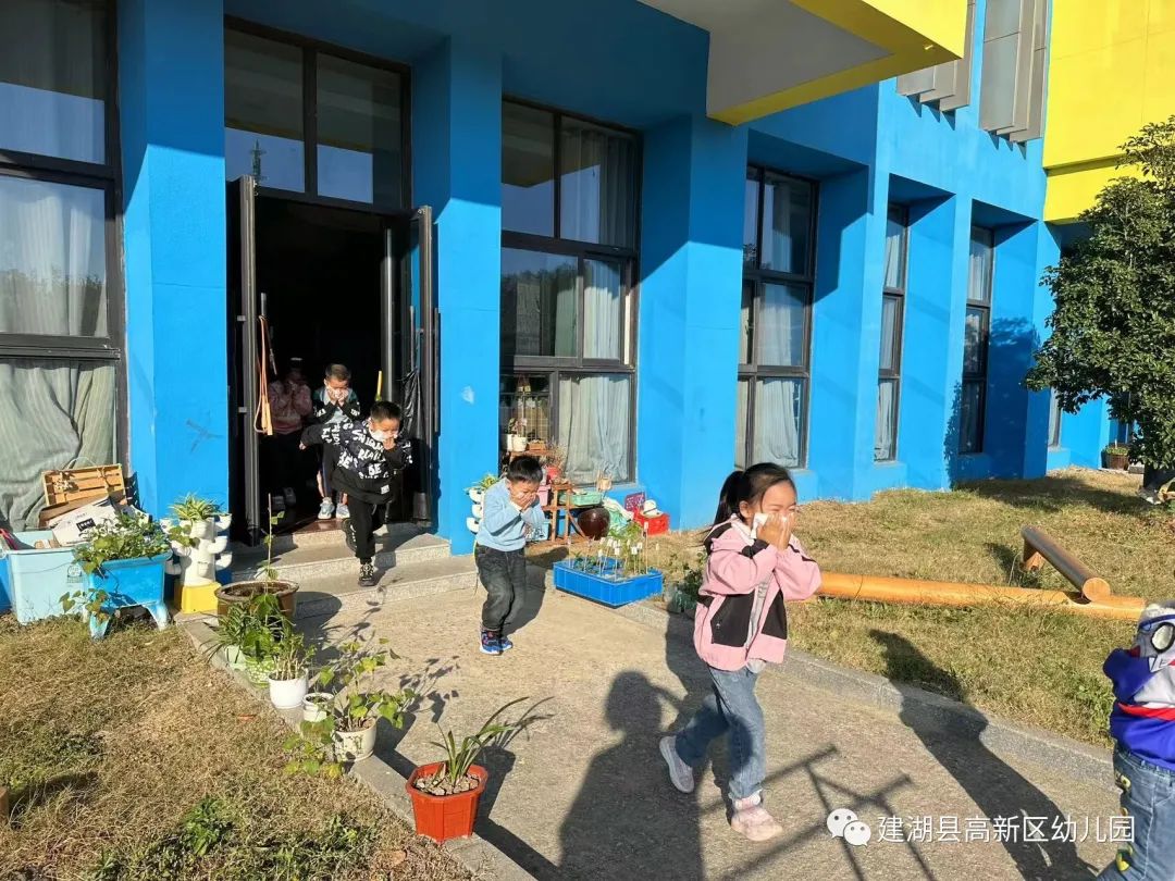 幼儿园消防楼梯扶手高度_幼儿园楼梯扶手高度_幼儿园楼梯扶手高度设计规范