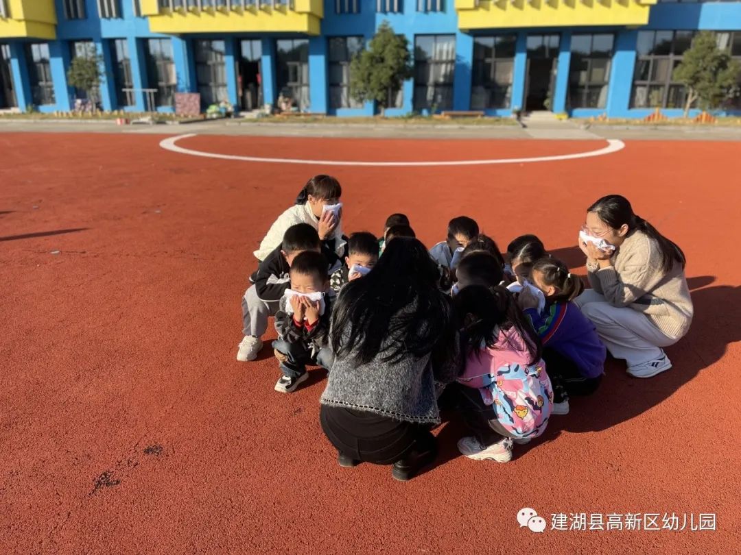 幼儿园消防楼梯扶手高度_幼儿园楼梯扶手高度_幼儿园楼梯扶手高度设计规范