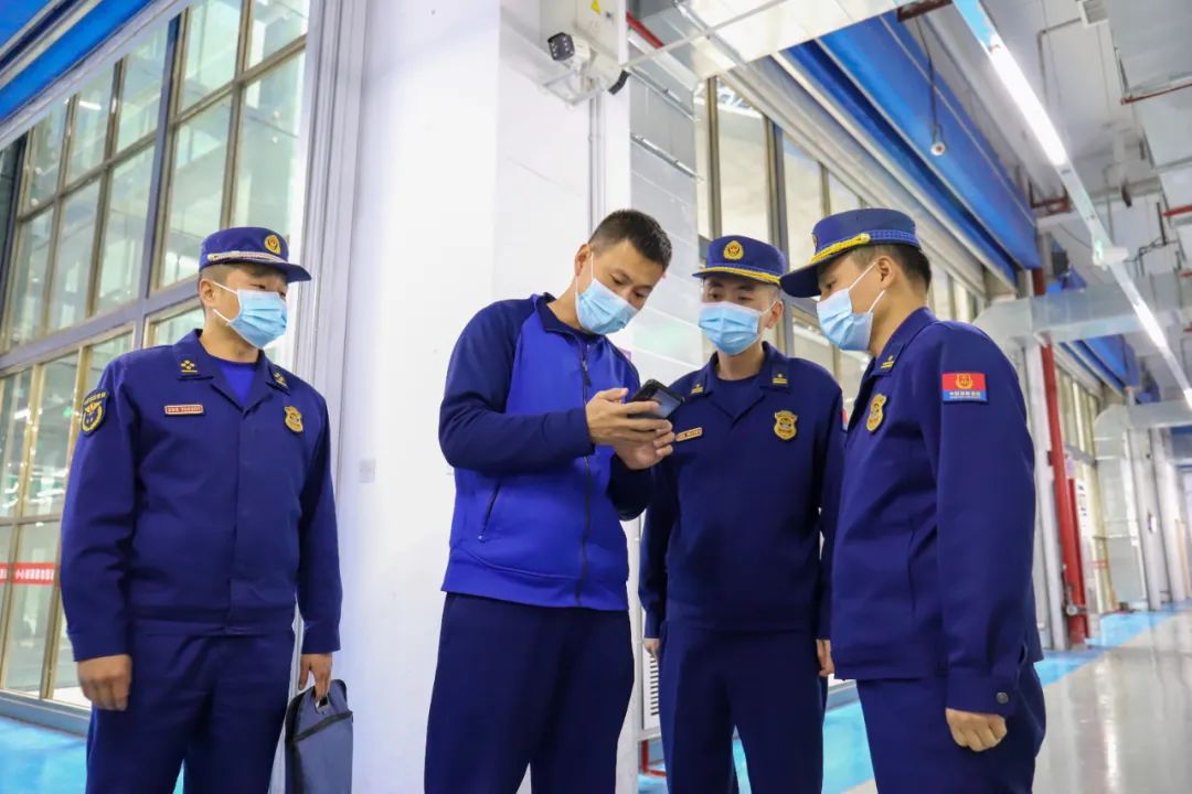 战术消防手电筒图片_战术消防手电筒怎么开_消防战术手电