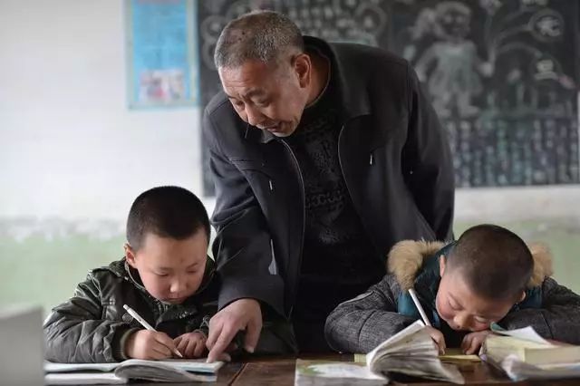 优秀教师教育格言100字_优秀教师教育格言_优秀教师格言经典语录