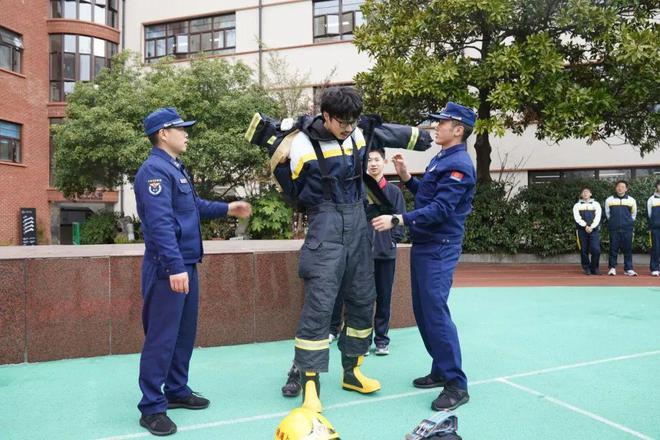 消防演练灭火器的使用_灭火器演练流程_消防知识灭火器使用演练