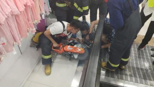 杭州余杭消防大队昨晚接连接到数起孩子手被卡警情，救援现场令人揪心图1