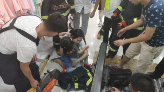 杭州余杭消防大队昨晚接连接到数起孩子手被卡警情，救援现场令人揪心图2