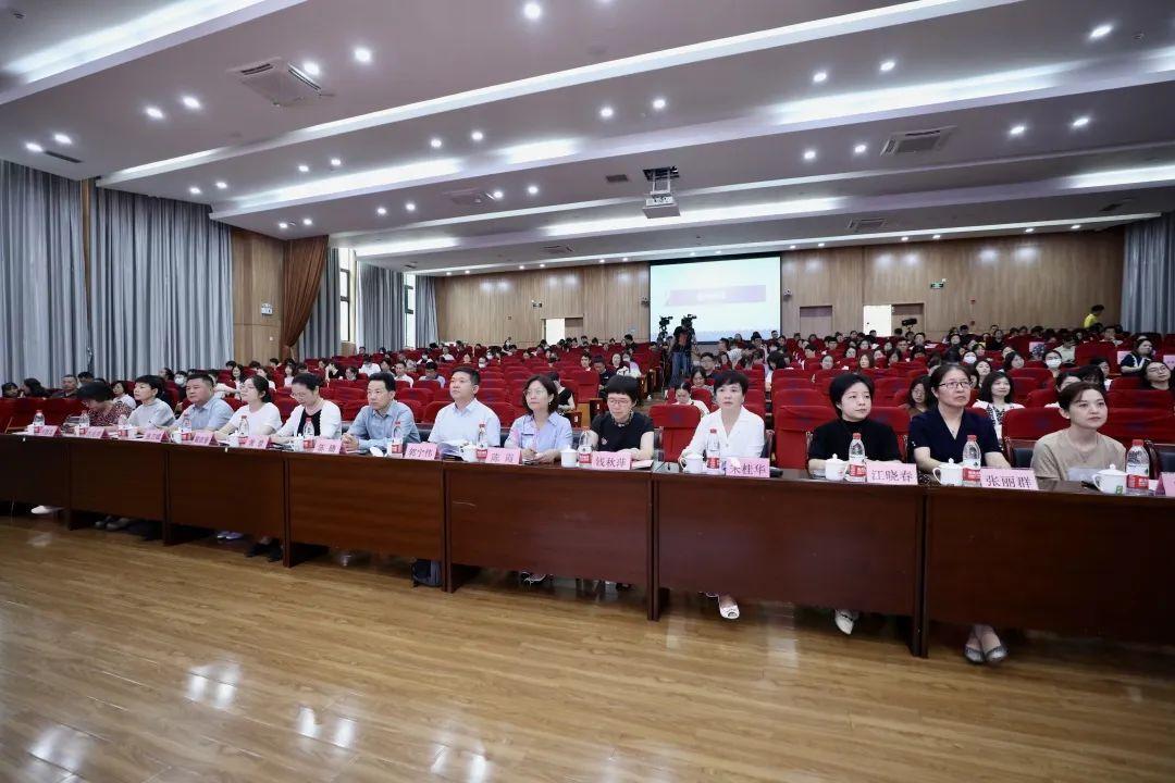 十年见习教师规范化培训，松江区培养 6165 名教师