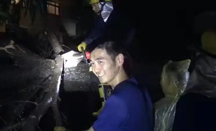 天津爆炸视频消防兵_天津大爆炸消防员哭泣的视频_天津爆炸消防兵伤亡