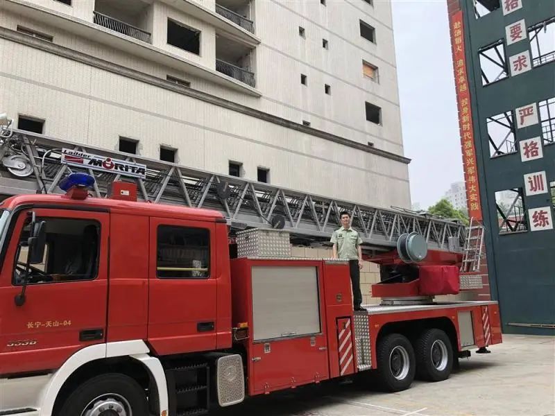 天津爆炸视频消防兵_天津爆炸消防兵伤亡_天津大爆炸消防员哭泣的视频