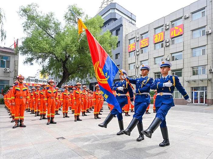 国家消防救援局副局长罗永强出席山西省消防救援局挂牌仪式图2