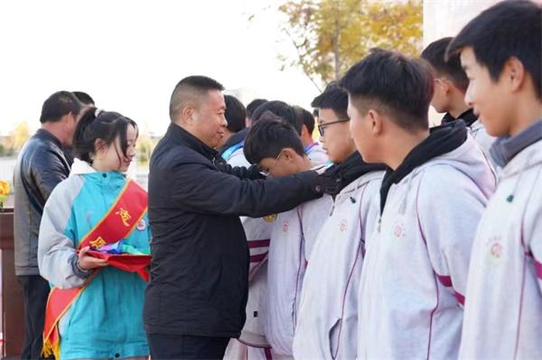 灌南县第四中学举行期中考试总结表彰大会，师生家长齐聚共话进步图3