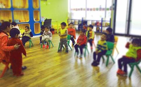 幼儿园教师职业道德规范：热爱事业、关爱幼儿、严于律己、为人师表